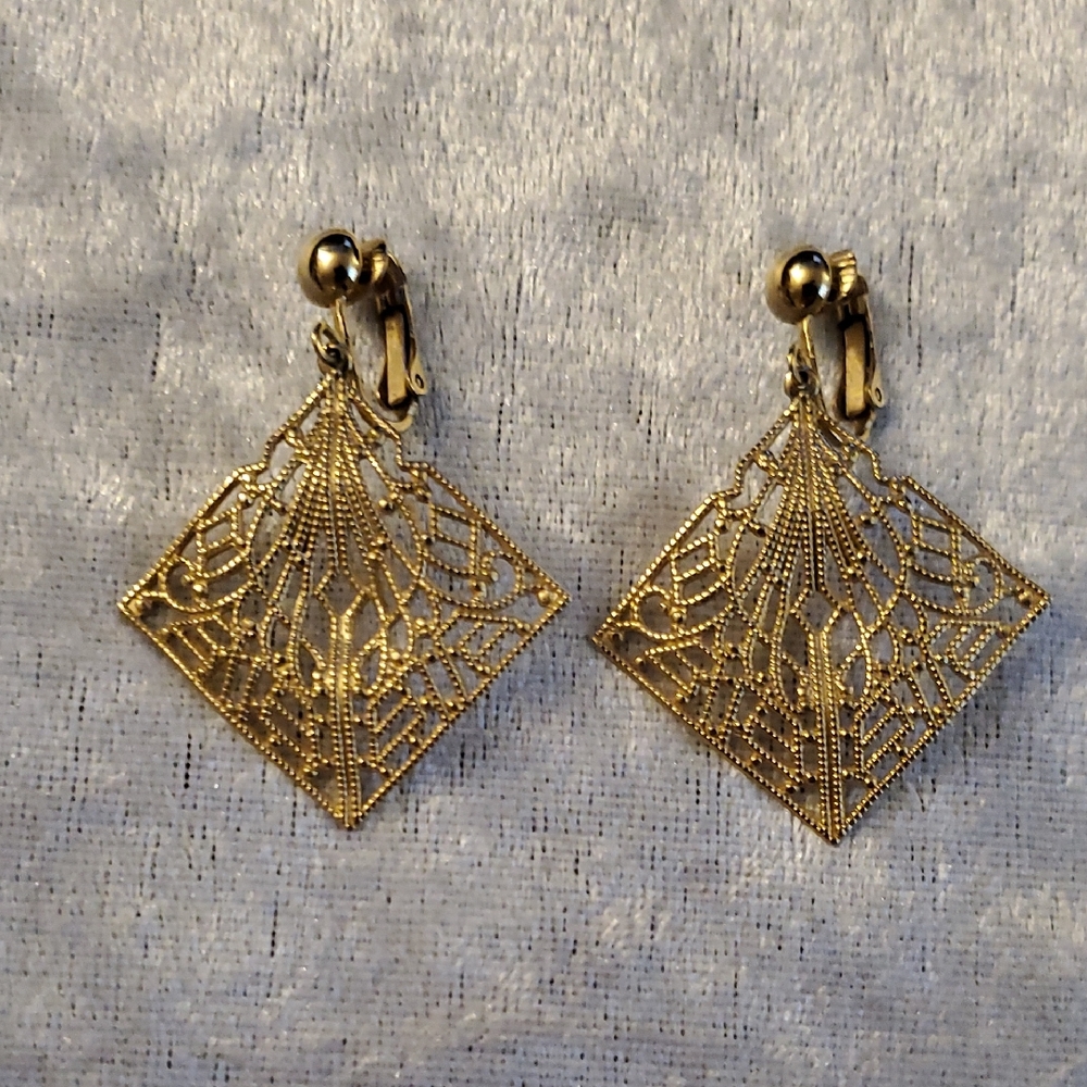 Vintage Trifari Signed Gold Tone Filigree Clip On Earrings